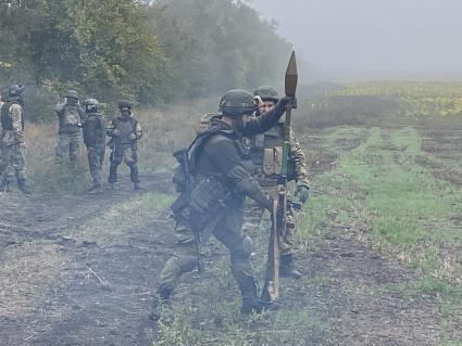 Донецкая область. Бойцы батальона `Восток` ДНР на стрельбище под Угледаром.