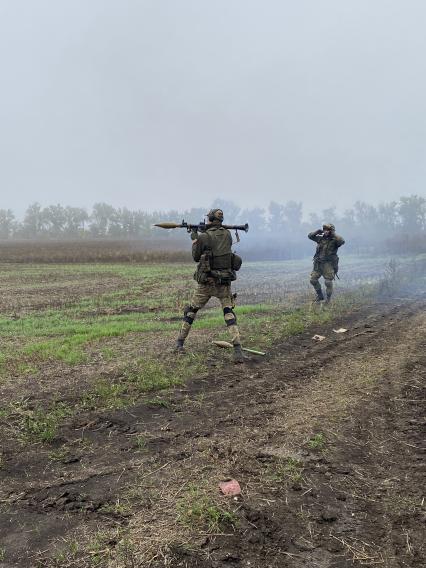 Донецкая область. Бойцы батальона `Восток` ДНР на стрельбище под Угледаром.