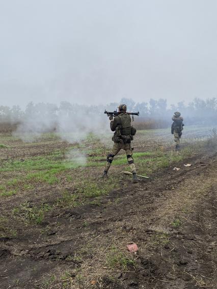 Донецкая область. Бойцы батальона `Восток` ДНР на стрельбище под Угледаром.