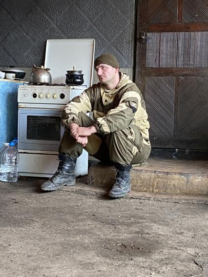 Донецкая область. Бойцы батальона `Восток` ДНР слушают выступление президента РФ В.Путина о вхождении в РФ Донецкой и Луганской народных республик, Запорожской и Херсонской областей, на позициях под Угледаром.