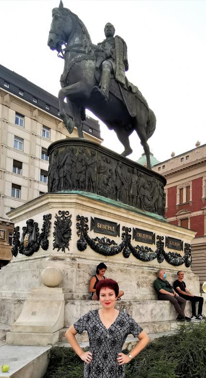 Сербия. г.Белград. Специальный корреспондент КП Дарья Асламова у памятника князю Михаилу.