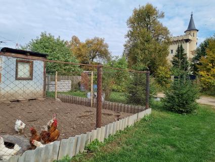 Московская область, д.Грязь. Хозяйственные строения рядом с замком артистов Максима Галкина и Аллы Пугачевой.