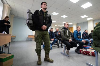 Санкт-Петербург. Мужчины, призванные на военную службу в ходе частичной мобилизации, в пункте предварительного сбора граждан. Президент РФ Владимир Путин 21 сентября подписал указ о проведении в стране частичной мобилизации.