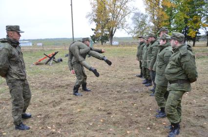 Московская область. Мобилизованные мужчины проходят боевую подготовку на полигоне. Президент РФ 21 сентября подписал указ о проведении в стране частичной мобилизации.