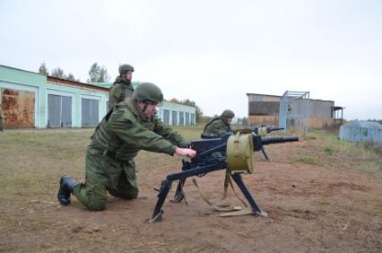 Московская область. Мобилизованные мужчины проходят боевую подготовку на полигоне. Президент РФ 21 сентября подписал указ о проведении в стране частичной мобилизации.