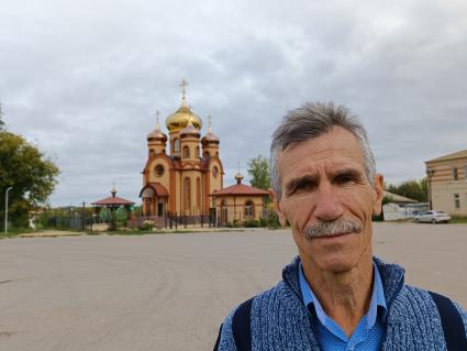 Воронежская область. Россошанский район. с. Новая Калитва. Строитель-самоучка Николай Савченко разработал уникальную технологию реставрации кровли и куполов и открыл частную кровельную школу международного уровня.