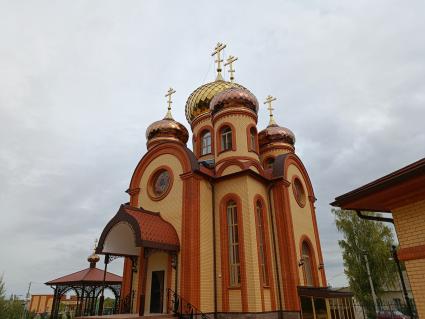 Воронежская область. Россошанский район. Храм в честь Живоначальной Троицы в селе Новая Калитва, крышу которого реконструировал строитель-самоучка Николай Савченко. Николай разработал уникальную технологию реставрации кровли и куполов и открыл частную кровельную школу международного уровня.