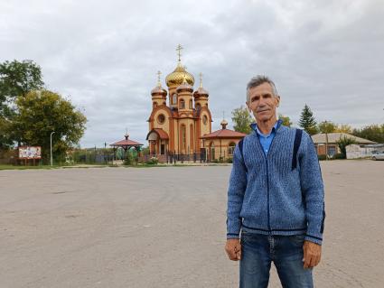 Воронежская область. Россошанский район. с. Новая Калитва. Строитель-самоучка Николай Савченко разработал уникальную технологию реставрации кровли и куполов и открыл частную кровельную школу международного уровня.