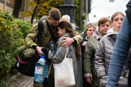 Санкт-Петербург. Проводы призывников в рамках частичной мобилизации у временного пункта мобилизации. Президент РФ Владимир Путин 21 сентября подписал указ о проведении в стране частичной мобилизации.