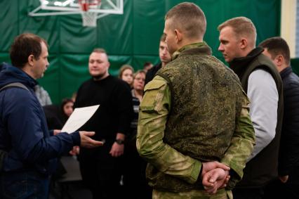 Санкт-Петербург. Мужчины, призванные на военную службу в ходе частичной мобилизации, в пункте набора граждан пребывающих в запасе. Президент РФ Владимир Путин 21 сентября подписал указ о проведении в стране частичной мобилизации.