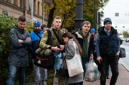 Санкт-Петербург. Проводы призывников в рамках частичной мобилизации у временного пункта мобилизации. Президент РФ Владимир Путин 21 сентября подписал указ о проведении в стране частичной мобилизации.