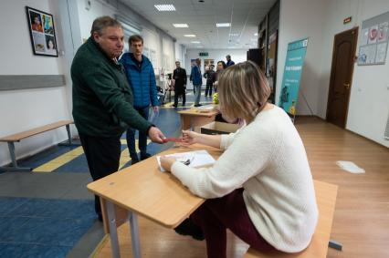 Санкт-Петербург. Мужчины, призванные на военную службу в ходе частичной мобилизации, в пункте набора граждан пребывающих в запасе. Президент РФ Владимир Путин 21 сентября подписал указ о проведении в стране частичной мобилизации.