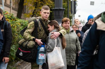 Санкт-Петербург. Проводы призывников в рамках частичной мобилизации у временного пункта мобилизации. Президент РФ Владимир Путин 21 сентября подписал указ о проведении в стране частичной мобилизации.