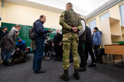 Санкт-Петербург. Мужчины, призванные на военную службу в ходе частичной мобилизации, в пункте набора граждан пребывающих в запасе. Президент РФ Владимир Путин 21 сентября подписал указ о проведении в стране частичной мобилизации.