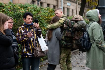 Санкт-Петербург. Проводы призывников в рамках частичной мобилизации у временного пункта мобилизации. Президент РФ Владимир Путин 21 сентября подписал указ о проведении в стране частичной мобилизации.