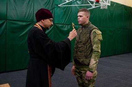 Санкт-Петербург. Священнослужитель благословляет мужчин, призванных на военную службу в ходе частичной мобилизации, в пункте набора граждан пребывающих в запасе. Президент РФ Владимир Путин 21 сентября подписал указ о проведении в стране частичной мобилизации.