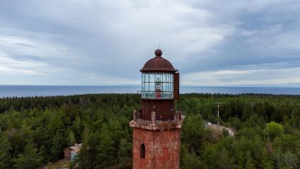 Ленинградская область. Маяк на острове Большой Тютерс в Финском заливе.