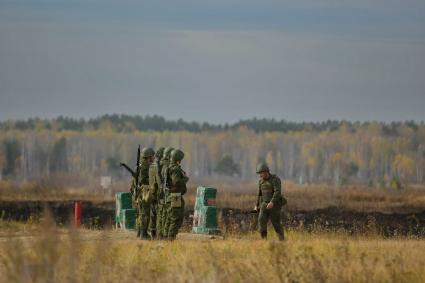 Свердловская область. Еланский военный учебный центр. Граждане призваные из запаса, во время частичной мобилизации, проходят огневую подготовку на стрельбище. Президент РФ Владимир Путин 21 сентября подписал указ о проведении в стране частичной мобилизации