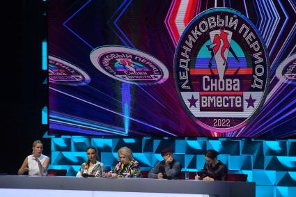 Москва. Члены жюри телеведущая Елена Летучая, фигуристка Татьяна Навка, тренер Елена Чайковская, телеведущий , актер Дмитрий Хрусталев и балерина Светлана Захарова (слева направо) на съемках нового сезона шоу `Ледниковый период`в Лужниках.