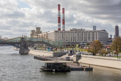 Москва. Первый понтонный причал нового образца `Киевский` для запуска электросудоходства по Москва-реке.