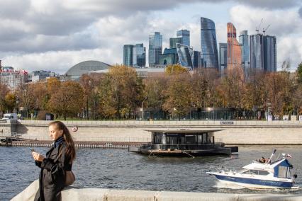 Москва. Первый понтонный причал нового образца `Киевский` для запуска электросудоходства по Москва-реке.