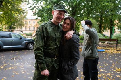 Санкт-Петербург. Девушка провожает молодого человека, призванного на военную службу в ходе частичной мобилизации, на сборном пункте.