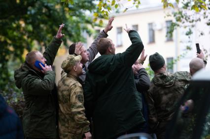 Санкт-Петербург. Мужчины, призванные на военную службу в ходе частичной мобилизации, у пункта набора граждан пребывающих в запасе. Президент РФ Владимир Путин 21 сентября подписал указ о проведении в стране частичной мобилизации.