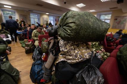 Санкт-Петербург. Мужчины, призванные на военную службу в ходе частичной мобилизации, в пункте набора граждан пребывающих в запасе. Президент РФ Владимир Путин 21 сентября подписал указ о проведении в стране частичной мобилизации.