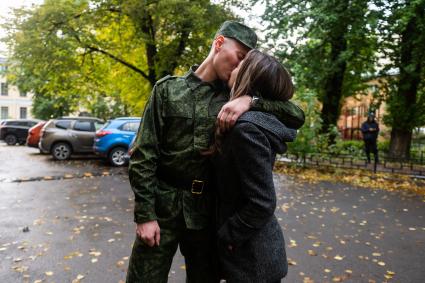 Санкт-Петербург. Девушка провожает молодого человека, призванного на военную службу в ходе частичной мобилизации, на сборном пункте.