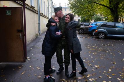 Санкт-Петербург. Девушки провожают молодого человека, призванного на военную службу в ходе частичной мобилизации, на сборном пункте.