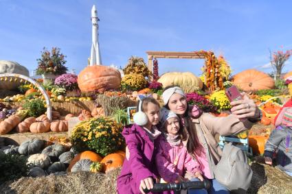 Москва. Посетители фотографируются   на национальном гастрономическом фестивале `Золотая осень — 2022` на ВДНХ.