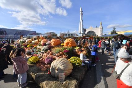 Москва.   Посетители на национальном гастрономическом фестивале `Золотая осень — 2022` на ВДНХ.