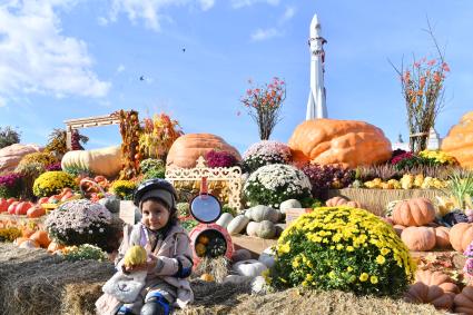 Москва.  Посетители на национальном гастрономическом фестивале `Золотая осень — 2022` на ВДНХ.