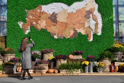 Москва. Посетители на национальном гастрономическом фестивале `Золотая осень — 2022` на ВДНХ.