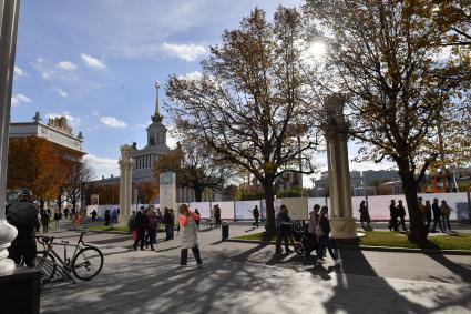 Москва.  Посетители гуляют на ВДНХ.