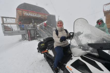 Кабардино-Балкарская Республика. Отдыхающие возле канатной дороги на станции `Гарабаши` горнолыжного курорта `Эльбрус`.