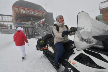 Кабардино-Балкарская Республика. Отдыхающие возле канатной дороги на станции `Гарабаши` горнолыжного курорта `Эльбрус`.