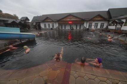 Кабардино-Балкарская Республика, село Кишпек. Посетители оздоровительного комплекса `Гедуко` купаются в термальных водах кишпекского источника.