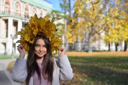 Москва. Девушка с венком из желтых кленовых листьев в парке Царицыно.