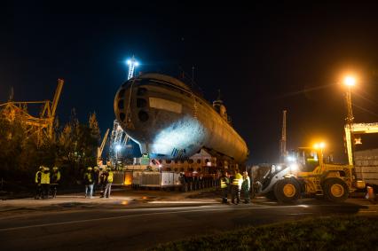 Кронштадт. Транспортировка кормовой части первой советской атомной подводной лодки К-3 `Ленинский комсомол` в музей`Остров фортов`.