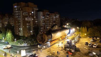 Кронштадт. Транспортировка кормовой части первой советской атомной подводной лодки К-3 `Ленинский комсомол` в музей`Остров фортов`.