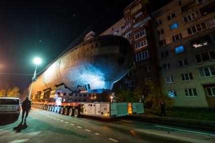 Кронштадт. Транспортировка кормовой части первой советской атомной подводной лодки К-3 `Ленинский комсомол` в музей`Остров фортов`.