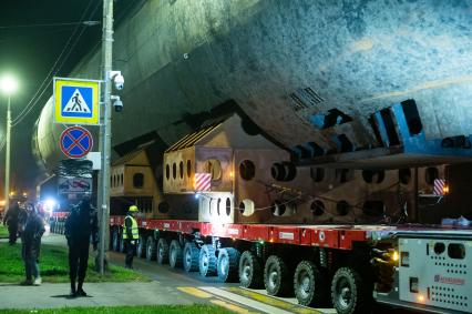 Кронштадт. Транспортировка кормовой части первой советской атомной подводной лодки К-3 `Ленинский комсомол` в музей`Остров фортов`.