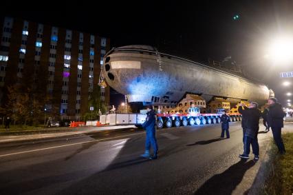 Кронштадт. Транспортировка кормовой части первой советской атомной подводной лодки К-3 `Ленинский комсомол` в музей`Остров фортов`.