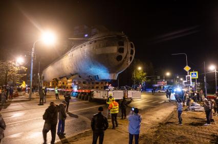 Кронштадт. Транспортировка кормовой части первой советской атомной подводной лодки К-3 `Ленинский комсомол` в музей`Остров фортов`.