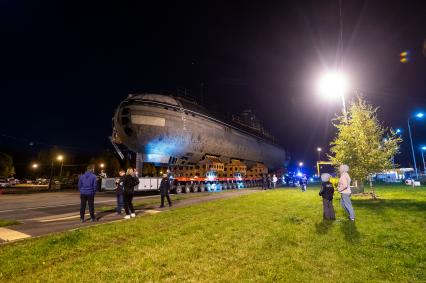 Кронштадт. Транспортировка кормовой части первой советской атомной подводной лодки К-3 `Ленинский комсомол` в музей`Остров фортов`.