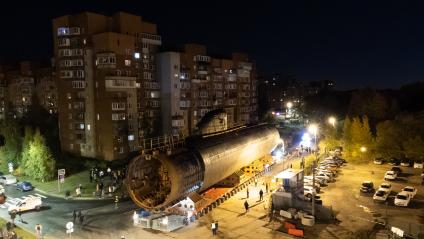 Кронштадт. Транспортировка кормовой части первой советской атомной подводной лодки К-3 `Ленинский комсомол` в музей`Остров фортов`.