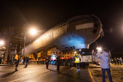 Кронштадт. Транспортировка кормовой части первой советской атомной подводной лодки К-3 `Ленинский комсомол` в музей`Остров фортов`.