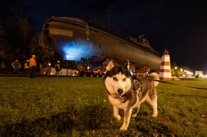 Кронштадт. Транспортировка кормовой части первой советской атомной подводной лодки К-3 `Ленинский комсомол` в музей`Остров фортов`.