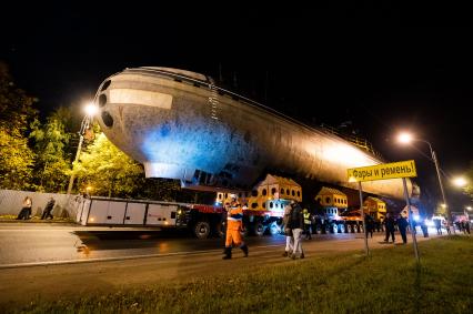 Кронштадт. Транспортировка кормовой части первой советской атомной подводной лодки К-3 `Ленинский комсомол` в музей`Остров фортов`.